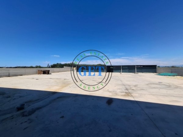Durres, jepet me qera magazine Kati 0, 3.200 m² 3.000 € (Fllake)