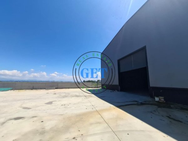 Durres, jepet me qera magazine Kati 0, 3.200 m² 3.000 € (Fllake)