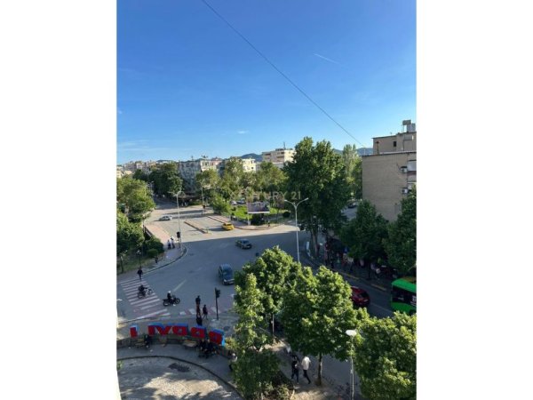 Tirane, jepet me qera apartament 2+1 Kati 5, 59 m² 500 € (KRYQEZIMI BRRYLIT)
