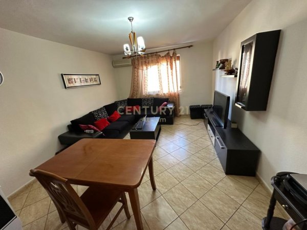 Tirane, jepet me qera apartament 2+1 Kati 5, 59 m² 500 € (KRYQEZIMI BRRYLIT)