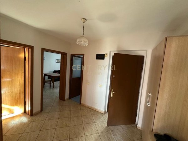 Tirane, jepet me qera apartament 2+1 Kati 5, 59 m² 500 € (KRYQEZIMI BRRYLIT)