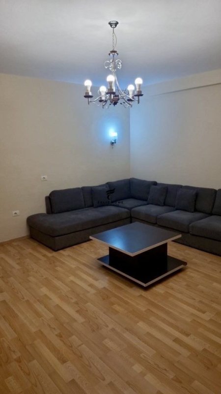 Tirane, jepet me qera apartament 2+1+Ballkon Kati 3, 94 m² 550 € (KOPSHTI BOTANIK)