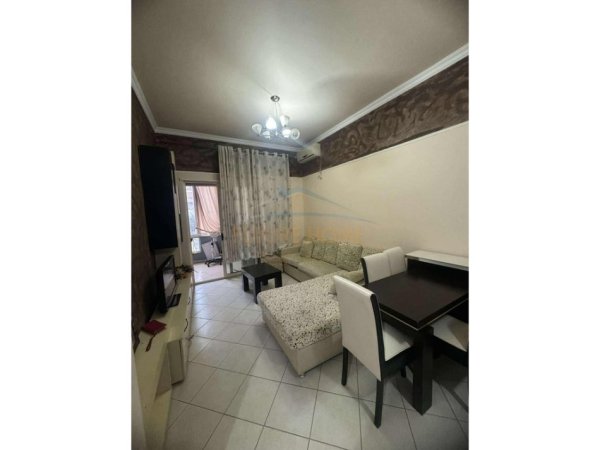 Tirane, jepet me qera apartament 1+1 Kati 1, 70 m² 400 € (Unaza e Re)