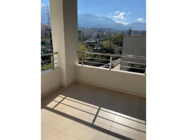 Tirane, jepet me qera 3+1+Ballkon Kati 2, 140 m² 750 € (kinostudio)
