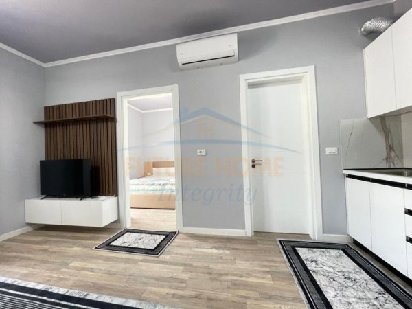 Tirane, jepet me qera apartament 1+1 , 47 m² 500 € (5 Maji)
