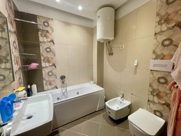 Tirane, jepet me qera apartament 3+1+Aneks+Ballkon Kati 1, 140 m² 900 € (Rruga Karl Gega)