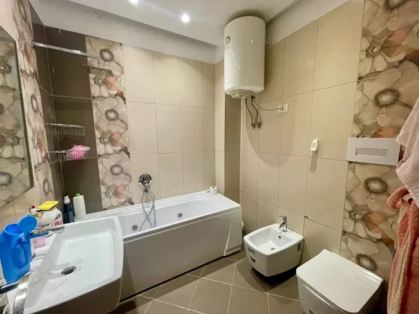 Tirane, jepet me qera apartament 3+1+Aneks+Ballkon Kati 1, 140 m² 900 € (Rruga Karl Gega)