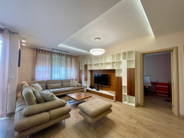 Tirane, jepet me qera apartament 3+1+Ballkon Kati 1, 138 m² 900 € (Karl Gega)
