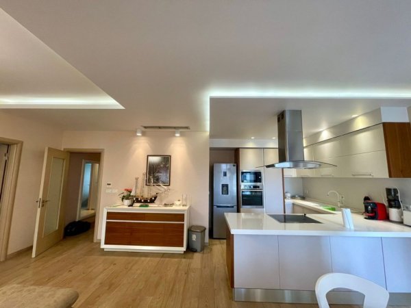 Tirane, jepet me qera apartament 3+1+Ballkon Kati 1, 138 m² 900 € (Karl Gega)