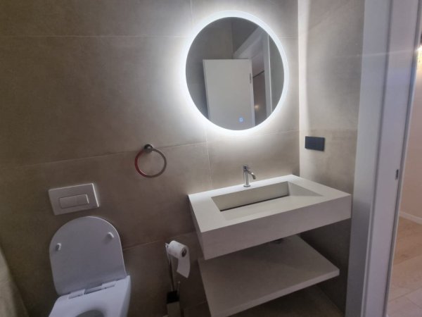 Tirane, jepet me qera apartament 2+1 Kati 9, 120 m² 1.800 € (Prane Nobis.)