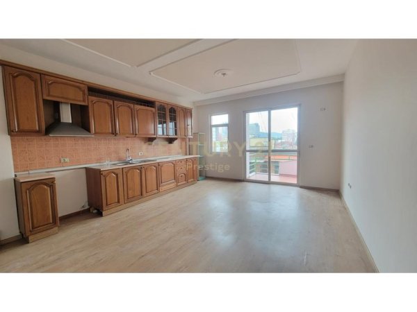 Tirane, jepet me qera apartament 3+1 Kati 4, 120 m² 550 € (Shkolla e Baletit)