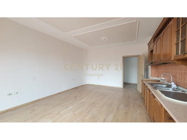 Tirane, jepet me qera apartament 3+1 Kati 4, 120 m² 550 € (Shkolla e Baletit)