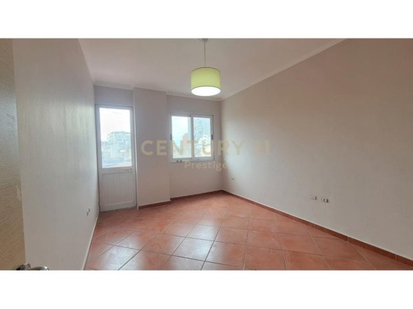 Tirane, jepet me qera apartament 3+1 Kati 4, 120 m² 550 € (Shkolla e Baletit)