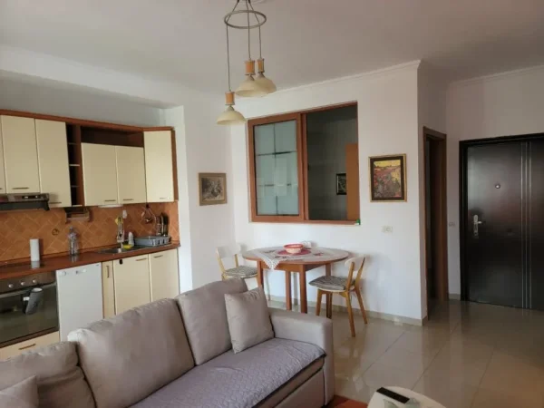 Tirane, jepet me qera apartament 2+1+Ballkon Kati 2, 98 m² 700 € (Garda)