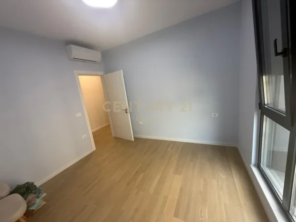 Tirane, jepet me qera apartament 2+1+Aneks+Ballkon Kati 5, 91 m² 650 € (Residenca Erli perballe UET)