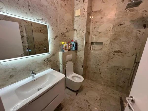 Tirane, Liste me oferta 2+1+Ballkon Kati 6, 90 m² (parku i autobusave)