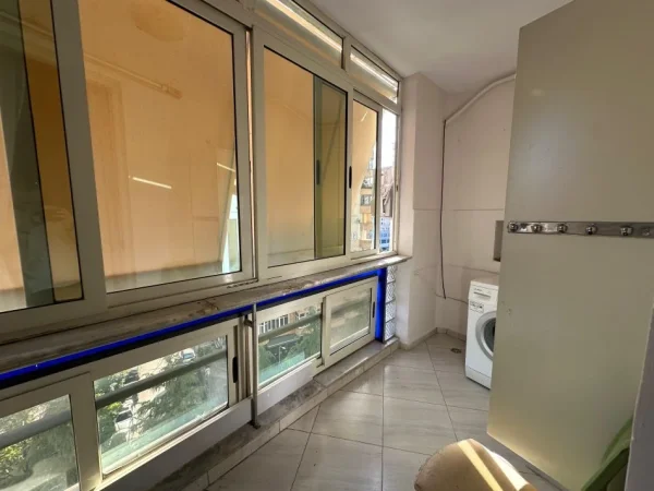 Tirane, Liste me oferta 2+1+Ballkon Kati 6, 90 m² (parku i autobusave)