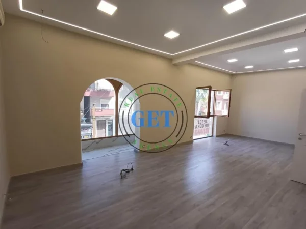 Durres, jepet me qera zyre Kati 2, 100 m² 1.000 € (Bulevardi Kryesor)