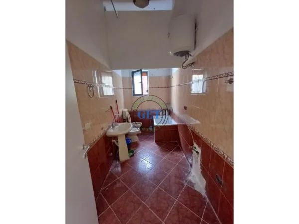 Durres, jepet me qera zyre Kati 2, 100 m² 1.000 € (Bulevardi Kryesor)