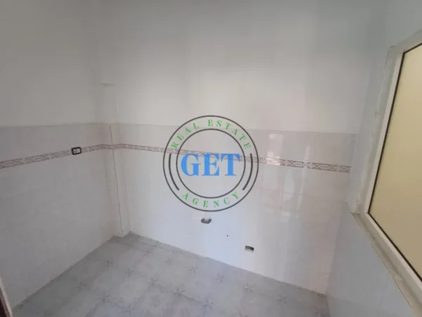 Durres, jepet me qera zyre Kati 2, 100 m² 1.000 € (Bulevardi Kryesor)