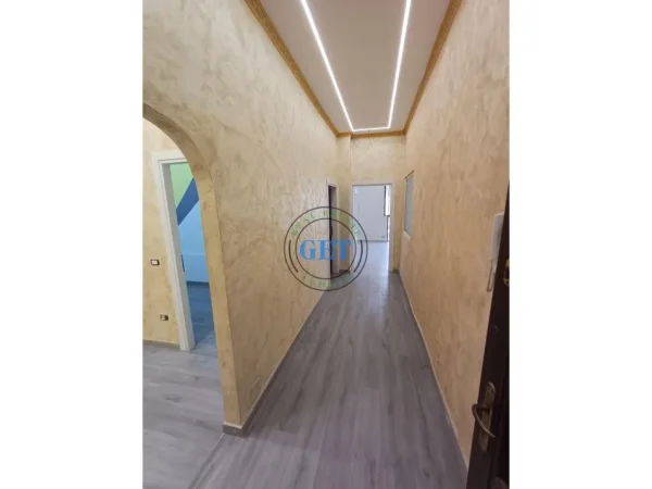 Durres, jepet me qera zyre Kati 2, 100 m² 1.000 € (Bulevardi Kryesor)