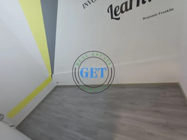 Durres, jepet me qera zyre Kati 2, 100 m² 1.000 € (Bulevardi Kryesor)