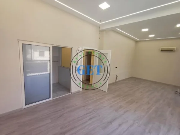 Durres, jepet me qera zyre Kati 2, 100 m² 1.000 € (Bulevardi Kryesor)