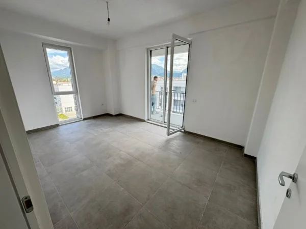 Tirane, jepet me qera apartament 2+1 Kati 7, 80 m² 400 € (rruga 5 maji)