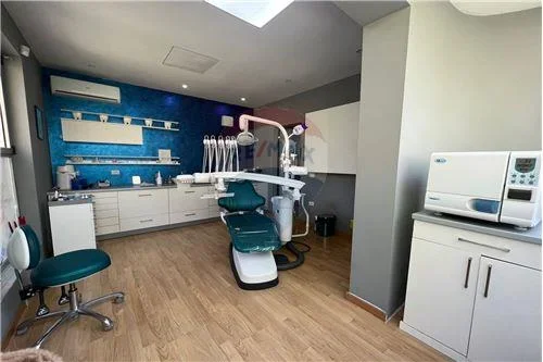 Tirane, jepet me qera ambjent biznesi Kati 1, 57 m² 800 € (Bulevardi Bajram Curri)