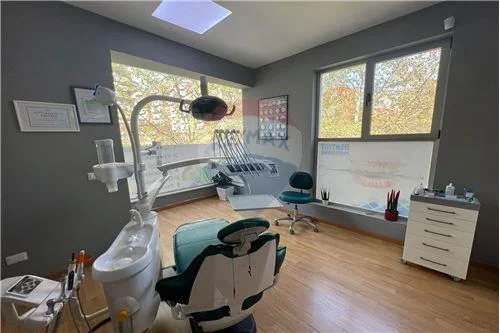 Tirane, jepet me qera ambjent biznesi Kati 1, 57 m² 800 € (Bulevardi Bajram Curri)