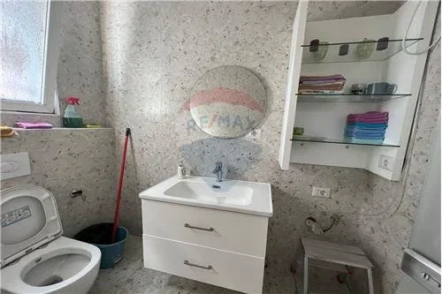 Tirane, jepet me qera ambjent biznesi Kati 1, 57 m² 800 € (Bulevardi Bajram Curri)