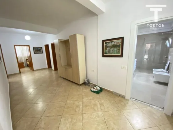 jepet me qera apartament+papafingo Kati 2, 150 m² 600 € tek Kodra e Priftit