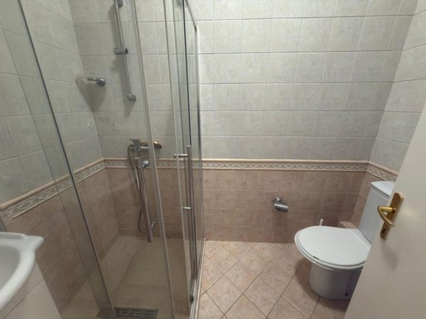 Tirane, jepet me qera apartament 2+1 , 80 m² 800 € (rruga nikolla tupe)