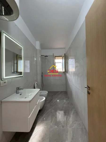 Vlore, shitet apartament 2+1+Ballkon Kati 2, 102 m² 219.900 € (Rruga murat Tërbaçi)