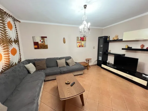 Tirane, jepet me qera apartament 1+1 Kati 5, 56 m² 350 € (xhamllik)