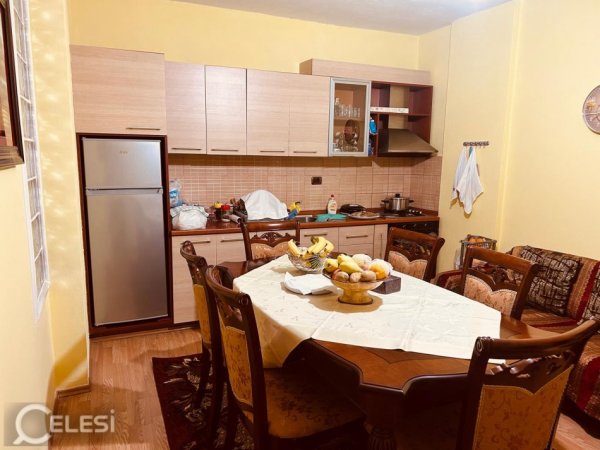Tirane, jepet me qera apartament 2+1 Kati 2, 90 m² 430 € (JEPET ME QERA APARTAMENT 2+1+BLK I MOBILUAR PRANE STCIONIT ELEKTRIK TEK JORDAN MISJA.)