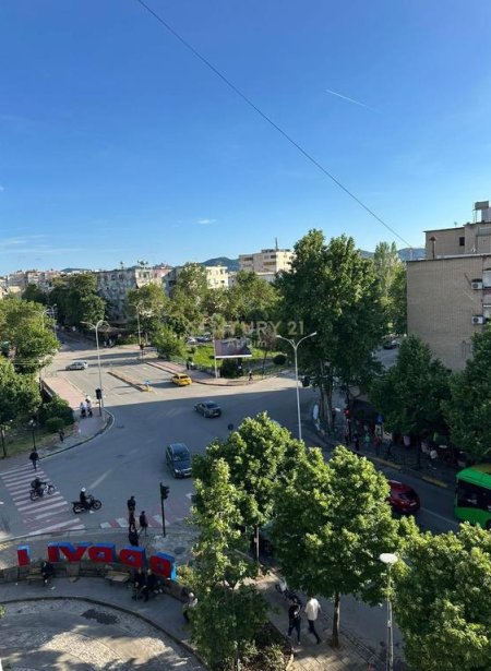 Tirane, jepet me qera apartament 2+1+Aneks+Ballkon Kati 5, 59 m² 500 € (Brryli)