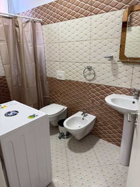 Tirane, jepet me qera garsonier 1+1 , 30 m² 200 € (Fuat toptani)