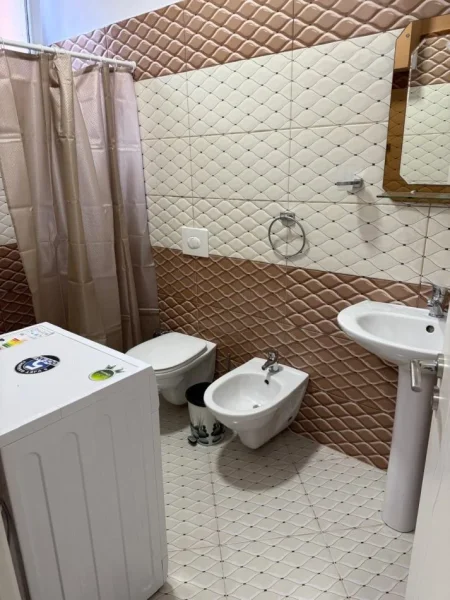 Tirane, jepet me qera garsonier 1+1 , 30 m² 200 € (Fuat toptani)