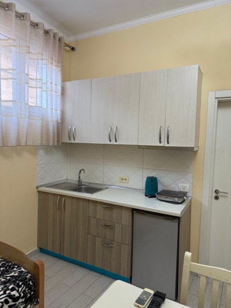 Tirane, jepet me qera garsonier 1+1 , 30 m² 200 € (Fuat toptani)