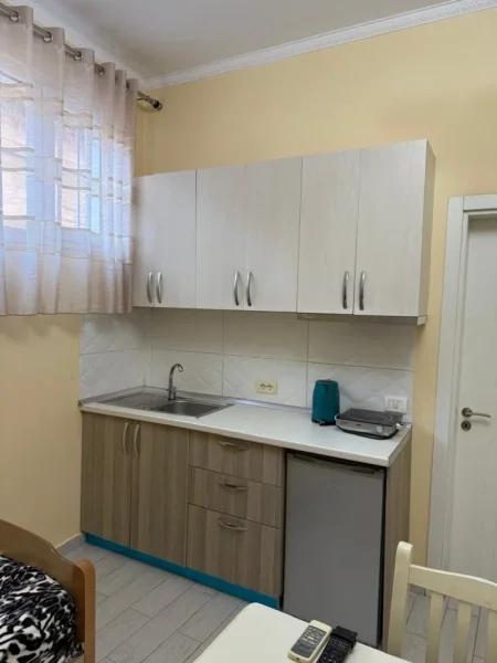 Tirane, jepet me qera garsonier 1+1 , 30 m² 200 € (Fuat toptani)