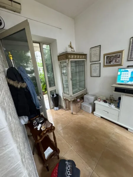 Tirane, jepet me qera dyqan Kati 0, 32 m² 500 € (MYSLYM SHYRI)