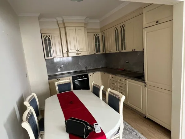 Tirane, jepet me qera 2+1+2+Ballkon Kati 2, 110 m² 500 € (SOKRAT MIHO)