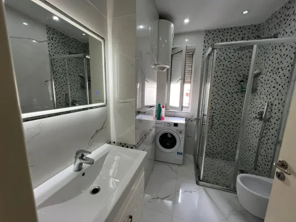 Tirane, jepet me qera 2+1+2+Ballkon Kati 2, 110 m² 500 € (SOKRAT MIHO)