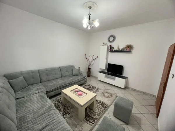 Tirane, jepet me qera apartament 1+1+Ballkon Kati 1, 135 m² 350 € (Shkoze)