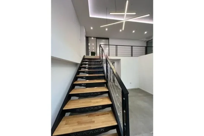 Tirane, jepet me qera ambjent biznesi Kati 0, 270 m² 2.700 € (Qender)