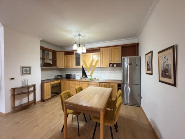 Tirane, jepet me qera apartament 2+1+Ballkon Kati 8, 145 m² 800 € (BLLOK)