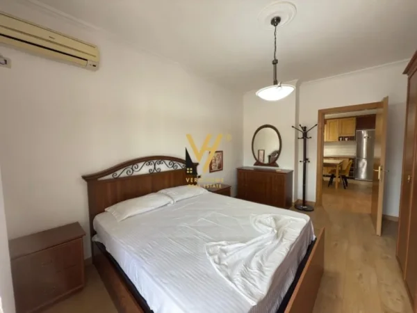 Tirane, jepet me qera apartament 2+1+Ballkon Kati 8, 145 m² 800 € (BLLOK)