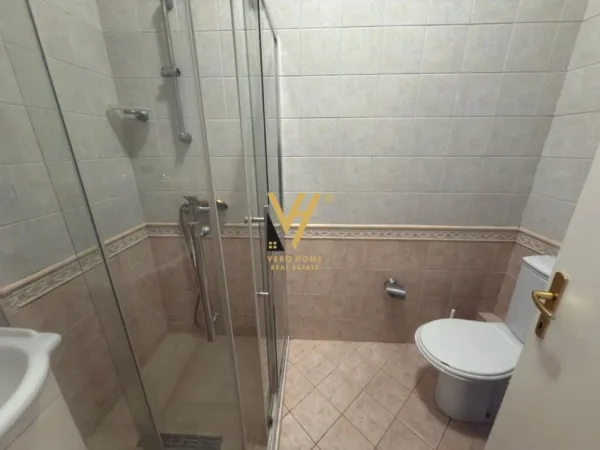 Tirane, jepet me qera apartament 2+1+Ballkon Kati 8, 145 m² 800 € (BLLOK)