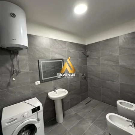 Tirane, jepet me qera apartament 1+1+Ballkon Kati 9, 65 m² 400 € (sokrat miho)